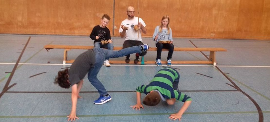 Jesse erklärt die Sportart Capoeira