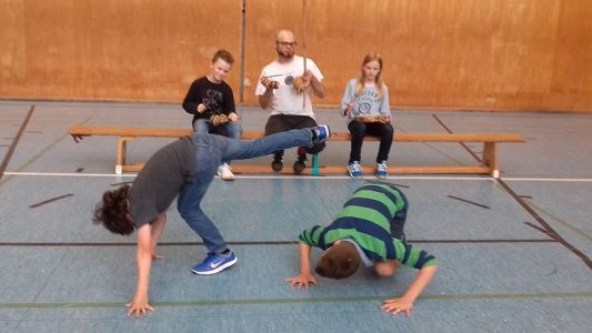 Jesse erklärt die Sportart Capoeira