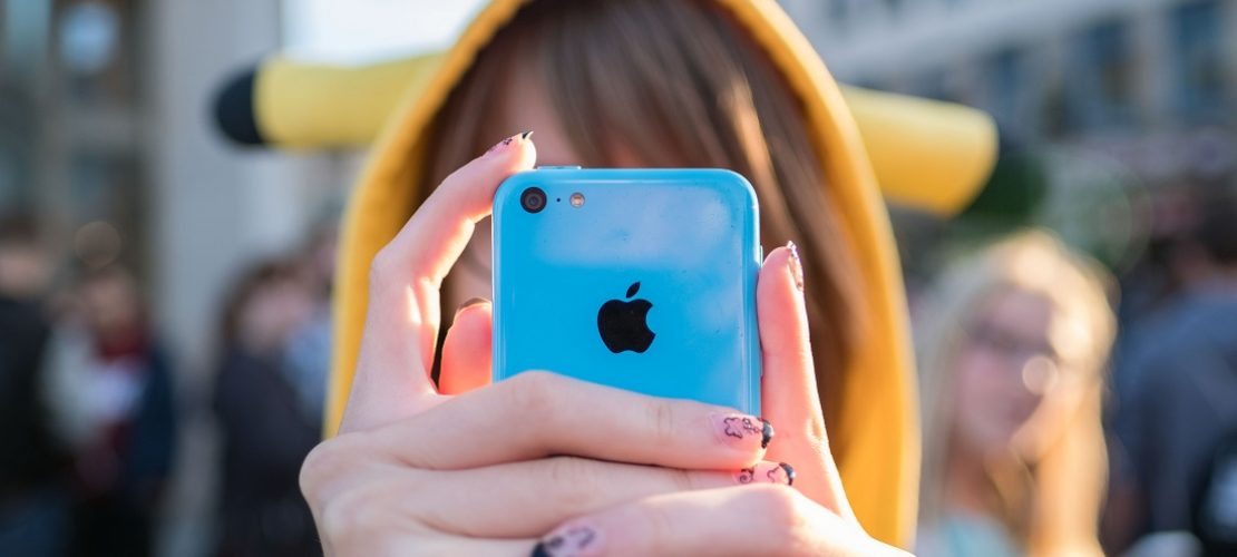 Frankreich hat Handys in Schulen verboten. In Deutschland ist der Umgang mit Smartphones total unterschiedlich. (Foto: dpa)