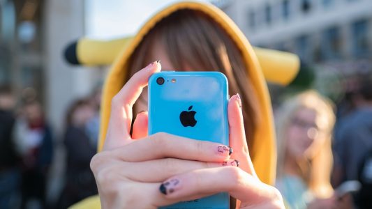 Frankreich hat Handys in Schulen verboten. In Deutschland ist der Umgang mit Smartphones total unterschiedlich. (Foto: dpa)