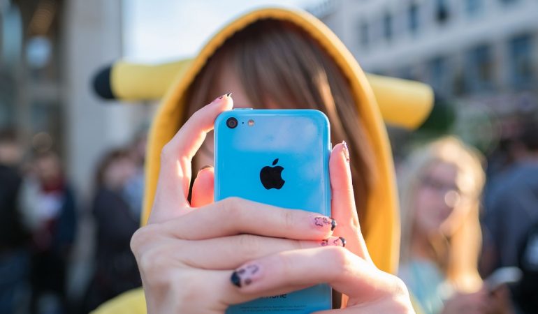 Frankreich hat Handys in Schulen verboten. In Deutschland ist der Umgang mit Smartphones total unterschiedlich. (Foto: dpa)