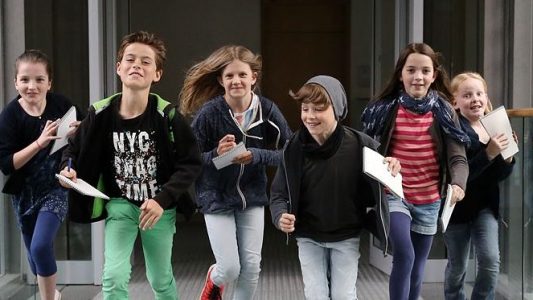 Jona geht auf eine neue Schule