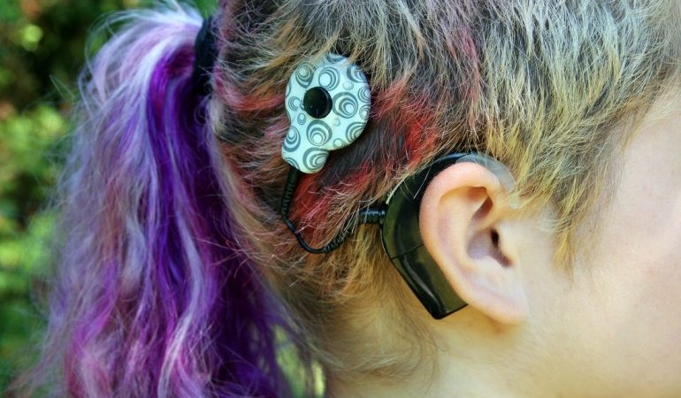 Wie können taube Menschen hören?