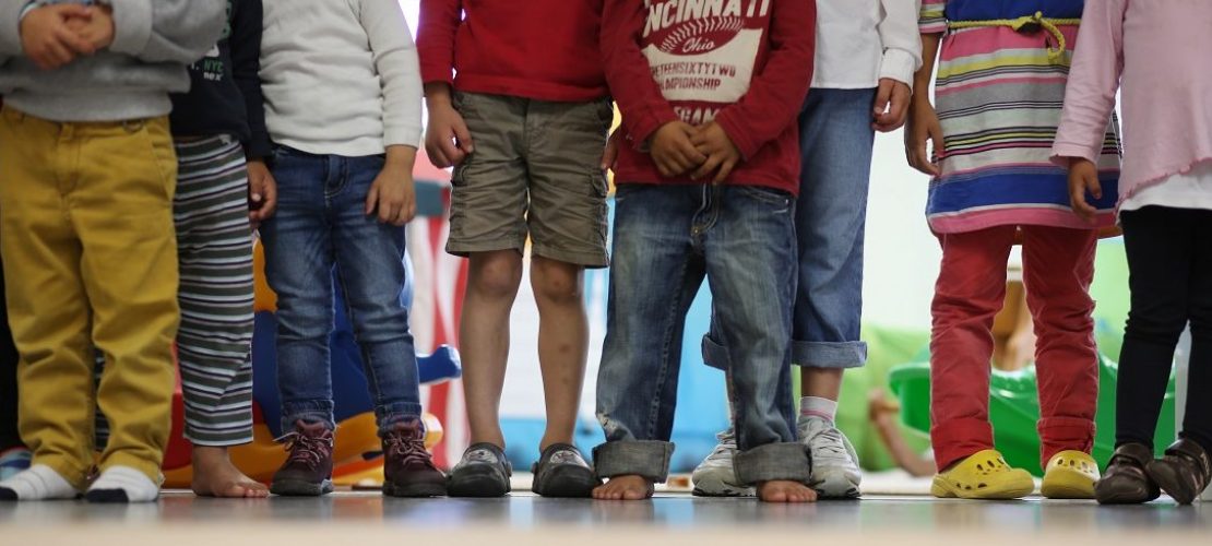 Symbolbild. Acht Kinder stehen nebeneinander. (Foto: dpa)