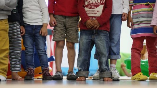 Symbolbild. Acht Kinder stehen nebeneinander. (Foto: dpa)
