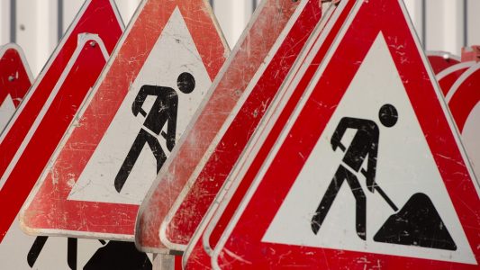 Alte Schilder kommen weg