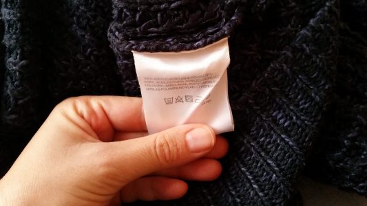 Was sagen die Zettel in meiner Kleidung?