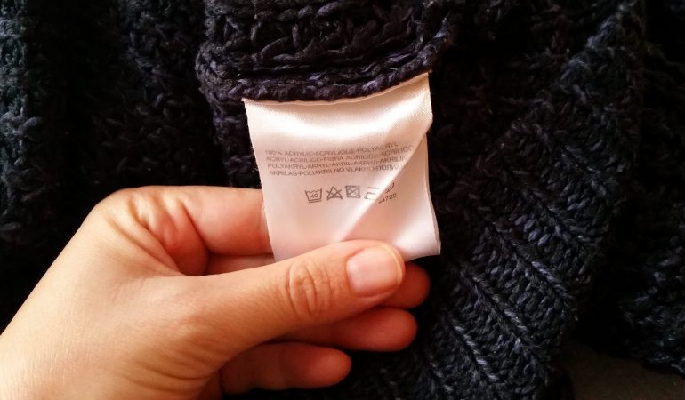 Was sagen die Zettel in meiner Kleidung?