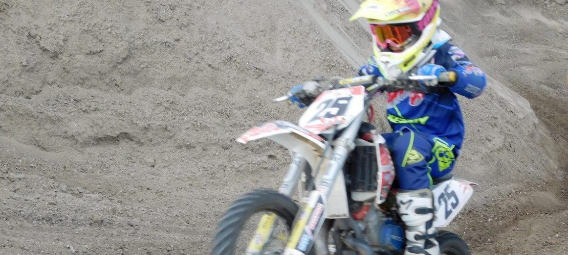 Lexi fährt Motocross