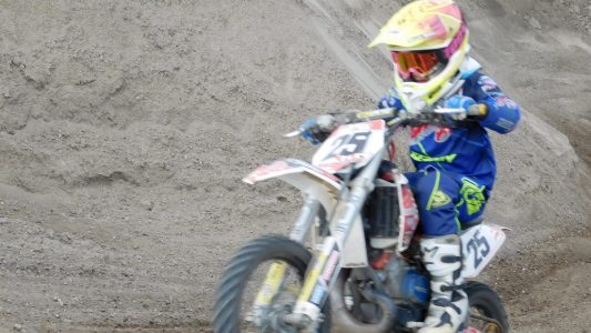 Lexi fährt Motocross