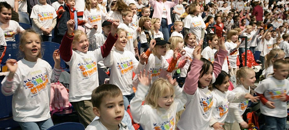 Sing in einem riesigen Chor