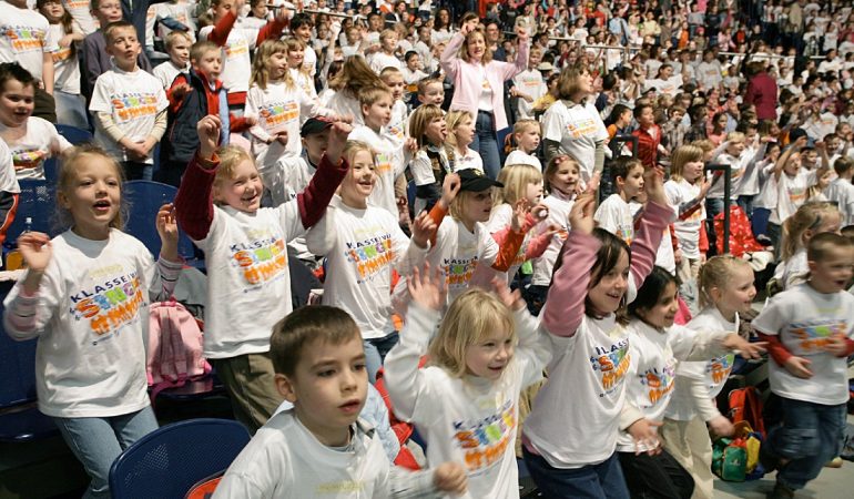 Sing in einem riesigen Chor