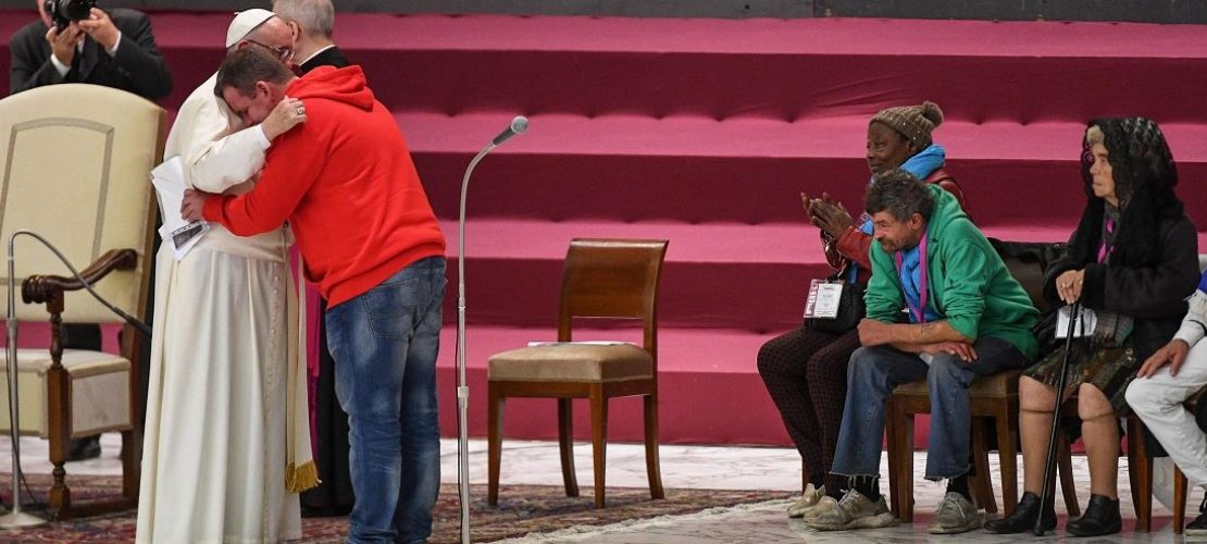 Papst drückt Obdachlose