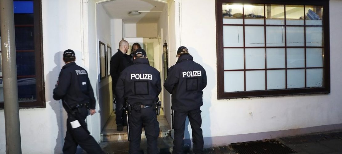 Polizei durchsucht viele Wohnungen