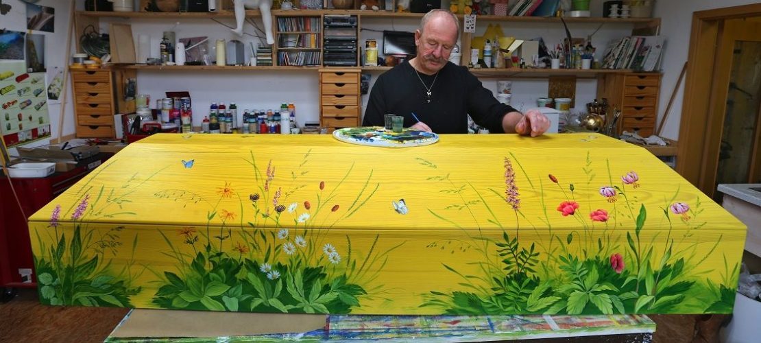 Bunte Särge, fröhliche Urnen