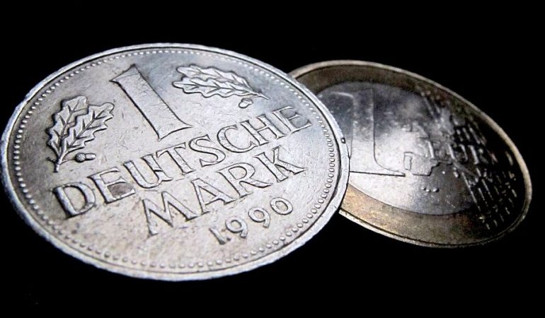 Die alte und die neue Währung: Eine D-Mark (Deutsche Mark) (links) und ein Euro (Foto: dpa)