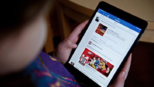 Kinder sollten nicht alles im Internet sehen. Internetseiten für Kinder bringen Nachrichten so, dass sie gut verstanden werden. (Foto: dpa)