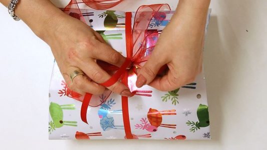 So packst du Geschenke ein