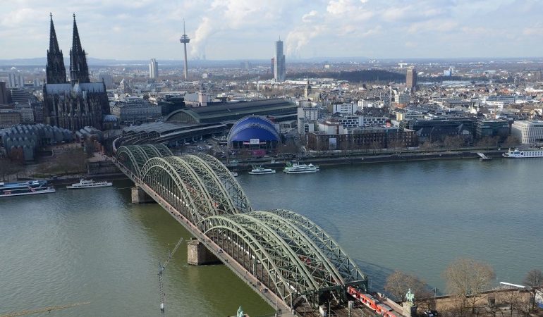 Raus hier: Wege über den Rhein