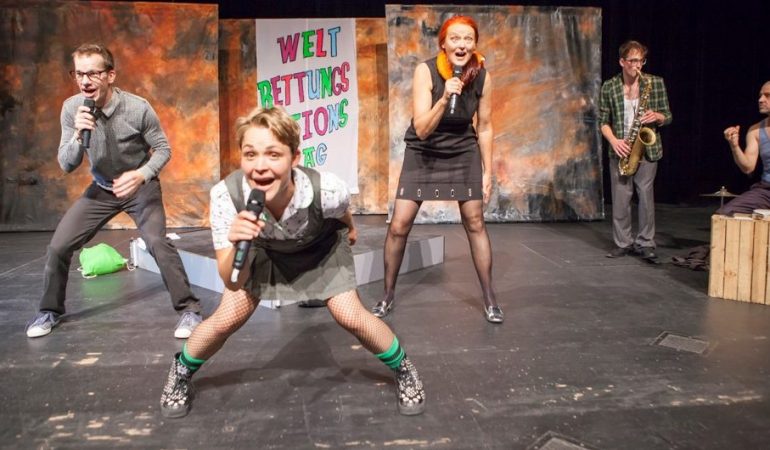 Raus hier: Konzert, Karneval und Papierkunst