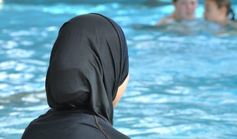 Mit Burkini ins Wasser