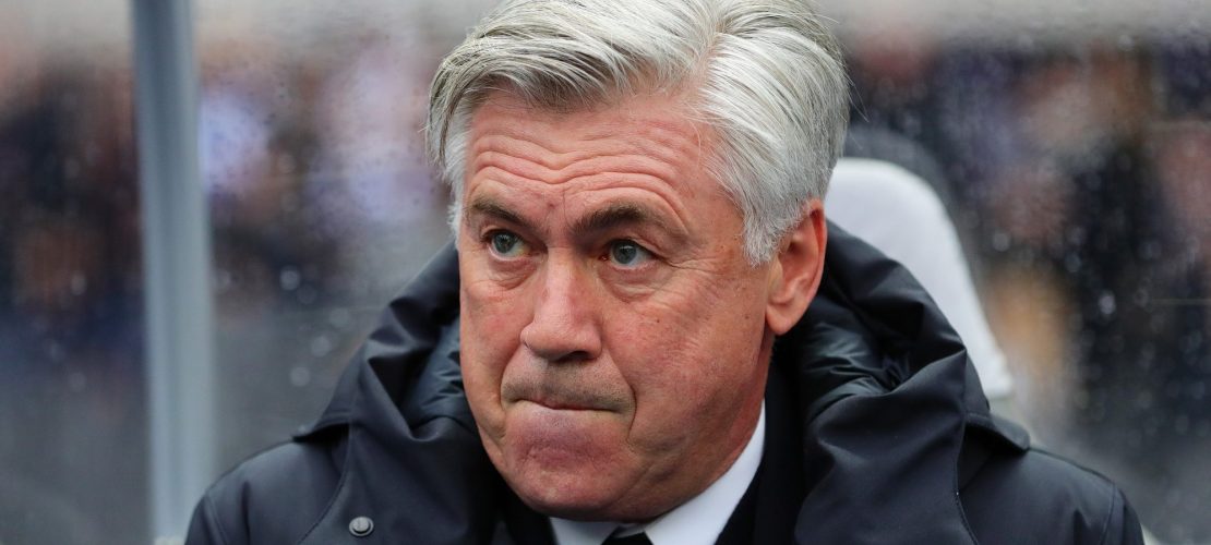 Trainer zeigt den Mittelfinger