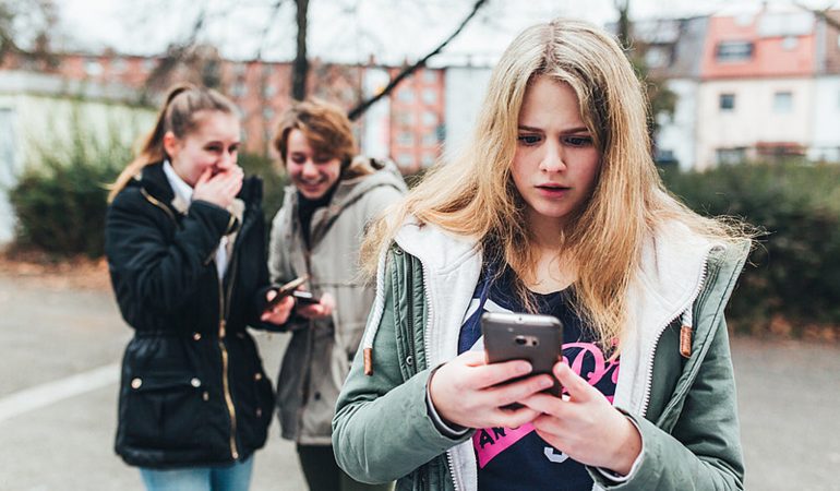 Online schreiben Menschen fiese Dinge über dich? Kein Grund zu verzweifeln! Es gibt immer Möglichkeiten, sich zu wehren. (Foto: dpa)