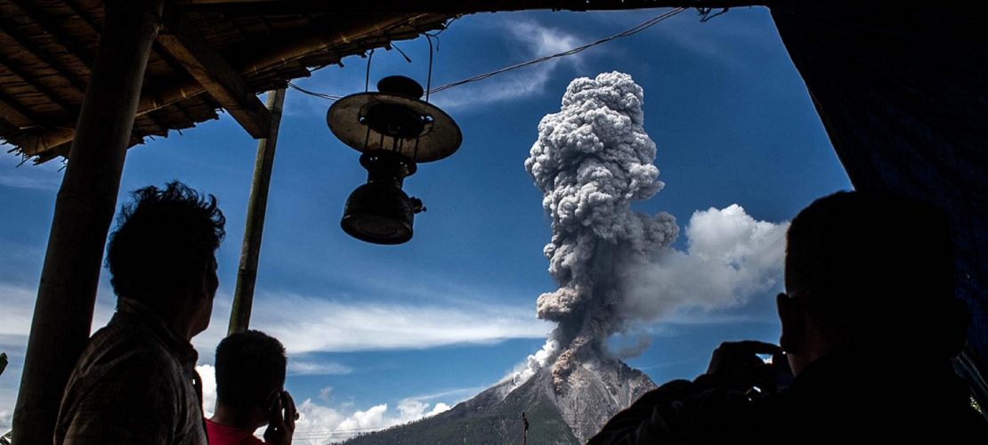 Vulkan spuckt Aschewolken