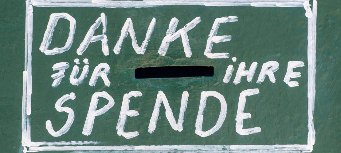 Menschen spenden für guten Zweck