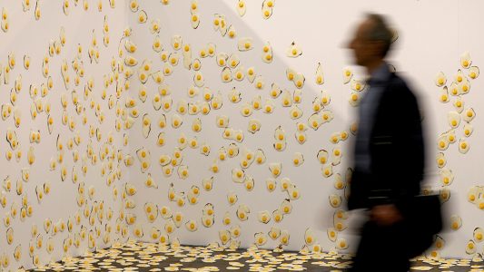 Letztes Jahr hingen Spiegelei-Attrappen von Christopher Chiappa auf der Art Cologne. Mal schauen, was es dieses Jahr gibt. (Foto: dpa)
