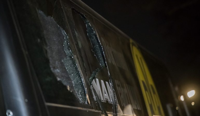 Explosionen an Spielerbus