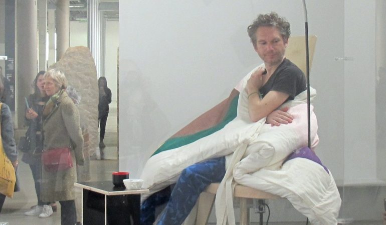 Mann brütet Hühnereier aus