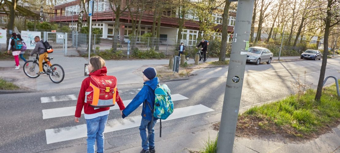 Spion spielen auf dem Schulweg