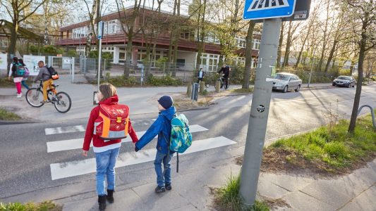 Spion spielen auf dem Schulweg
