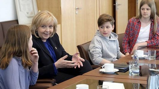 Kinderreporter fragen die Ministerpräsidentin