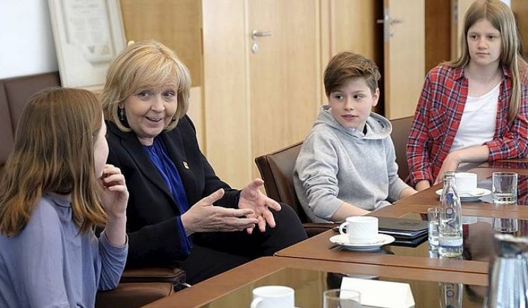 Kinderreporter fragen die Ministerpräsidentin