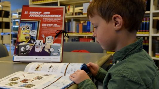 Autoren lesen Schülern vor