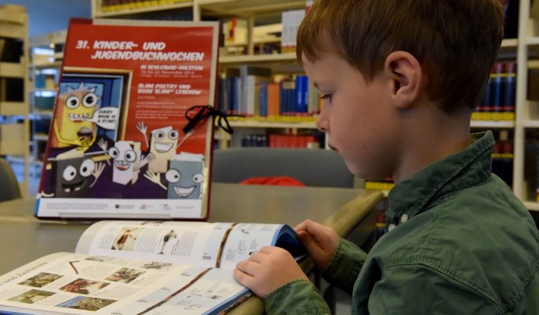 Autoren lesen Schülern vor
