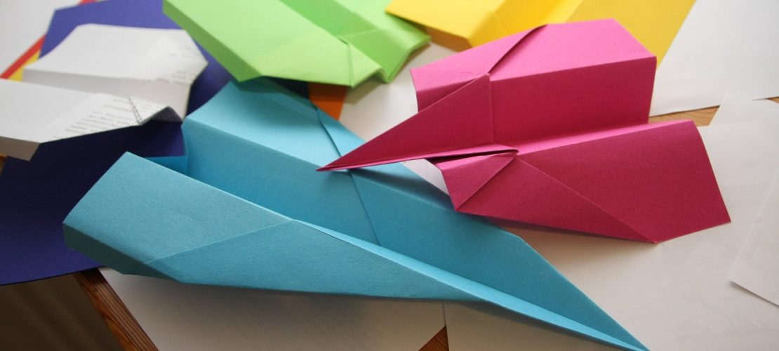 Möge der beste Papierflieger gewinnen!