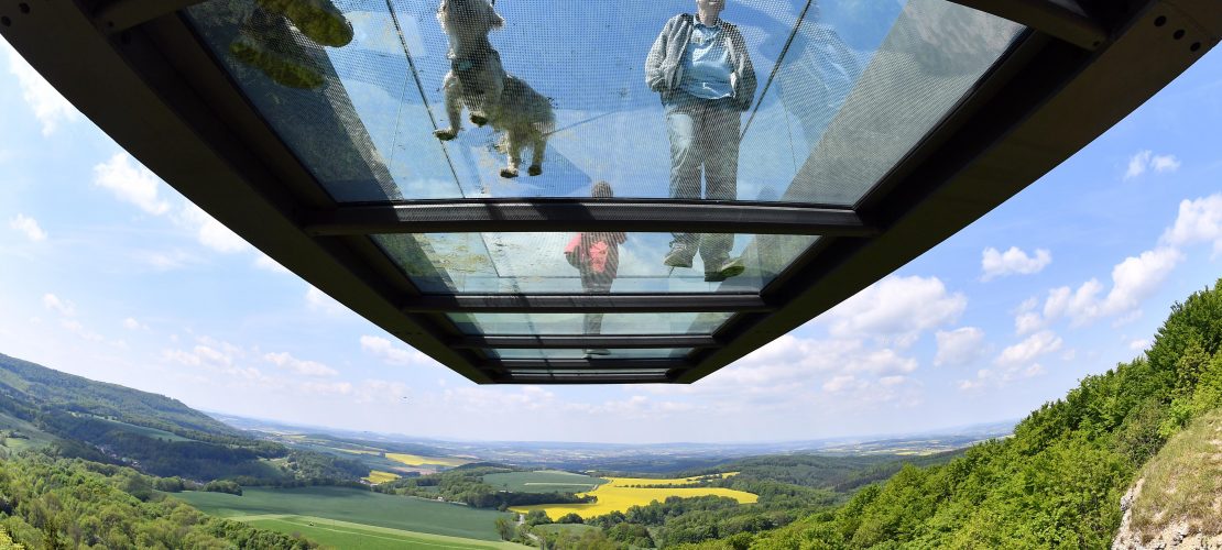 Gläserner Steg in luftiger Höhe