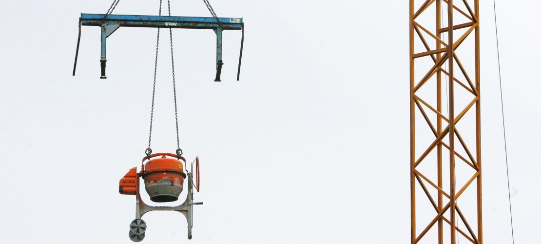 Warum hängt der Betonmischer am Kran?