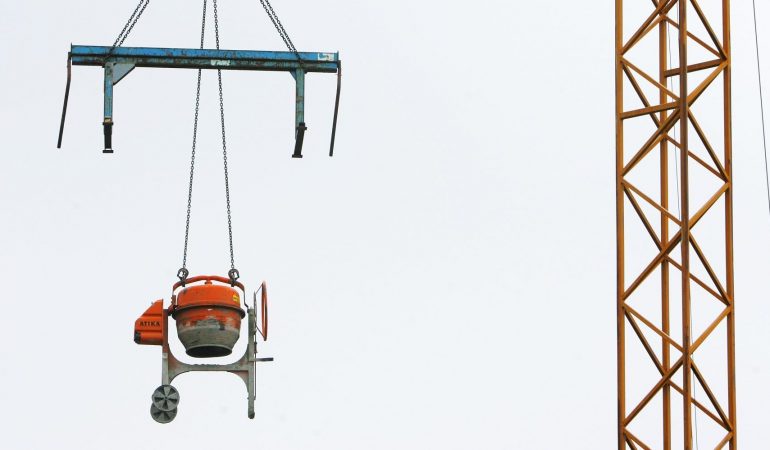 Warum hängt der Betonmischer am Kran?