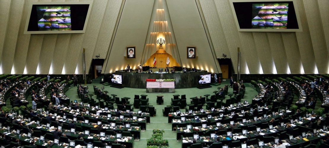 Schüsse im iranischen Parlament