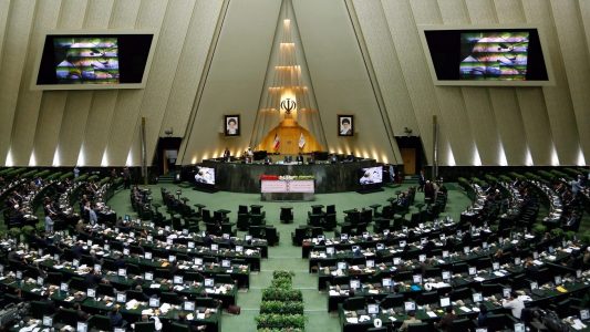 Schüsse im iranischen Parlament