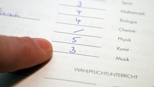 Zwei oder drei? Das entscheiden Lehrer bei der Zeugniskonferenz. (Foto: dpa)