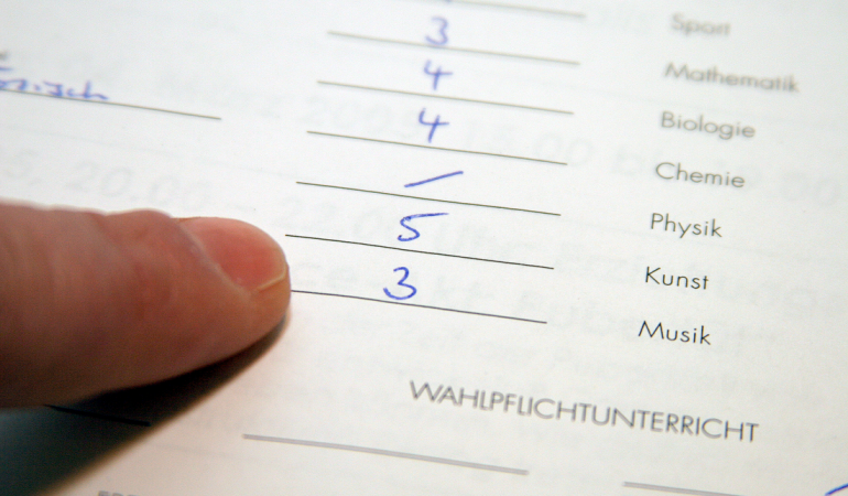 Zwei oder drei? Das entscheiden Lehrer bei der Zeugniskonferenz. (Foto: dpa)