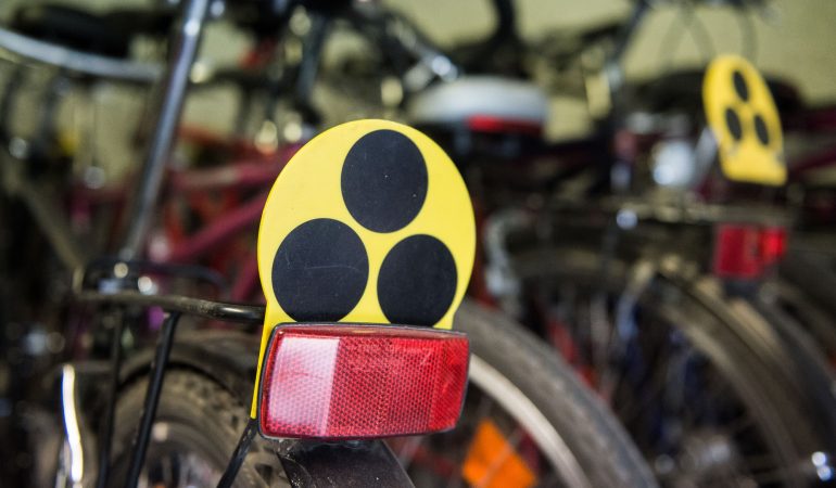 Drei schwarze Punkte auf gelbem Grund: Das ist Zeichen für blinde Menschen. (Foto: dpa)