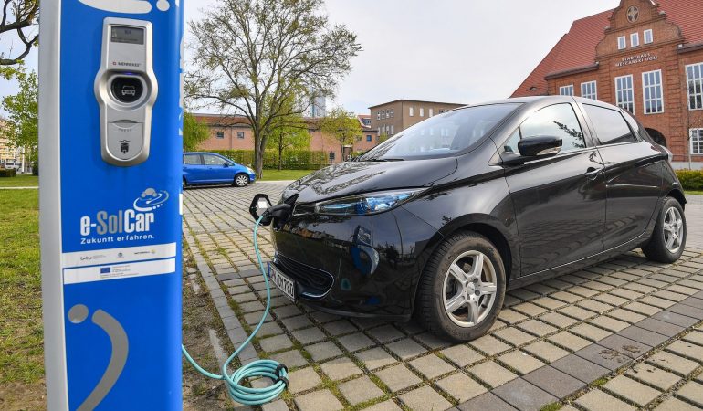 Mehr Ladestationen für E-Autos
