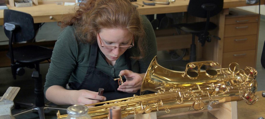Lucia lernt, wie man Saxofone baut