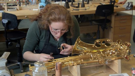 Lucia lernt, wie man Saxofone baut